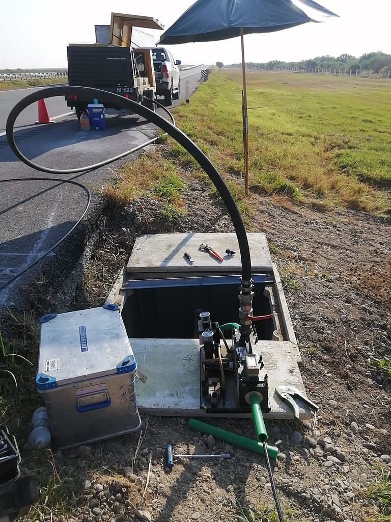Maquina de Soplado y Compresor de Aire sobre Autopista en México